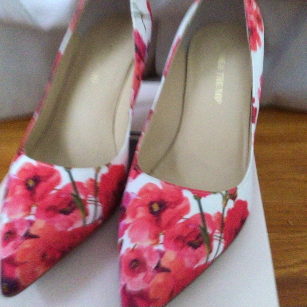 MEDIUM PINK FABRIC FLORAL HIGH HEELS- IVANKA TRUMP “ BONI2- SIZE 8 MED - Picture 3 of 7